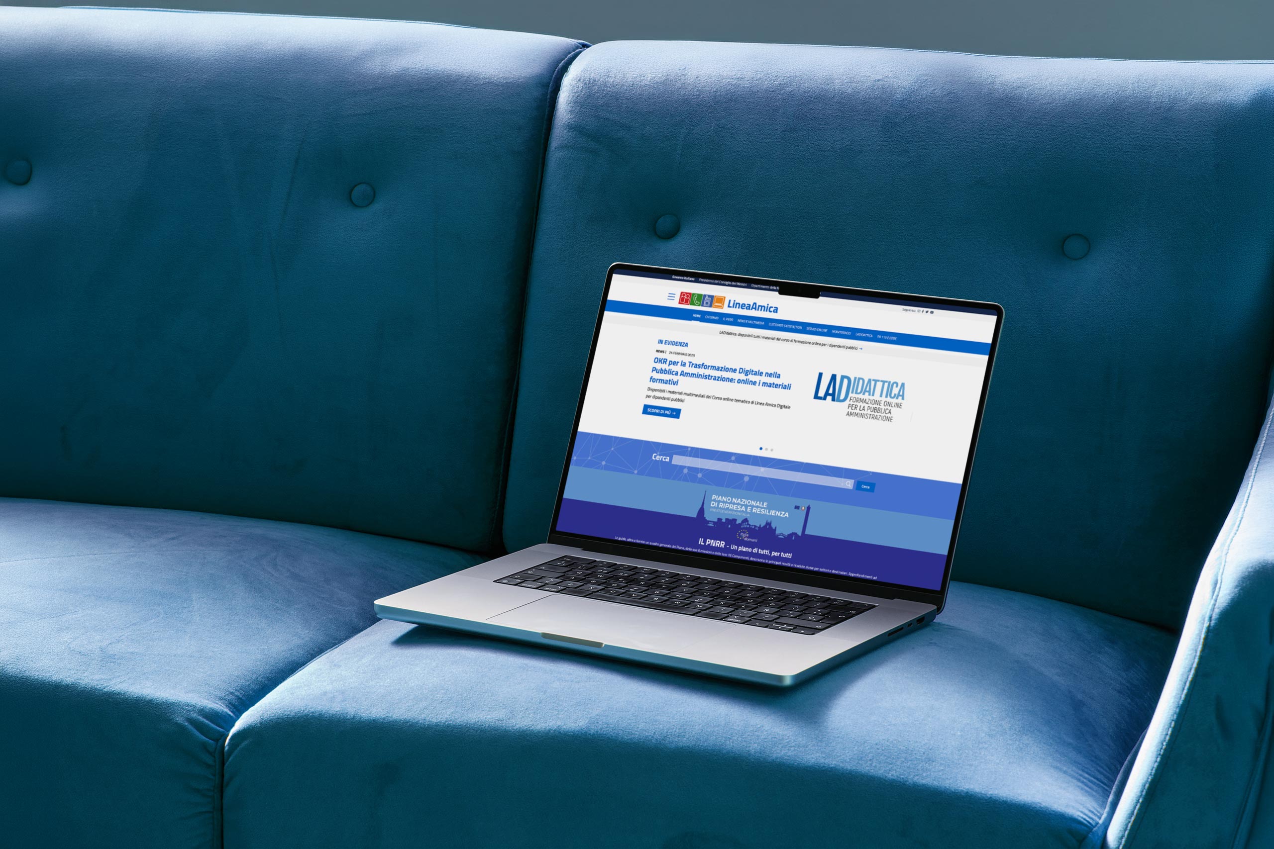 lineaamica-sito-web-su-pc-su-divano