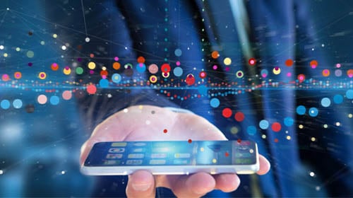 immagine con uno smartphone da cui partono dei collegamenti