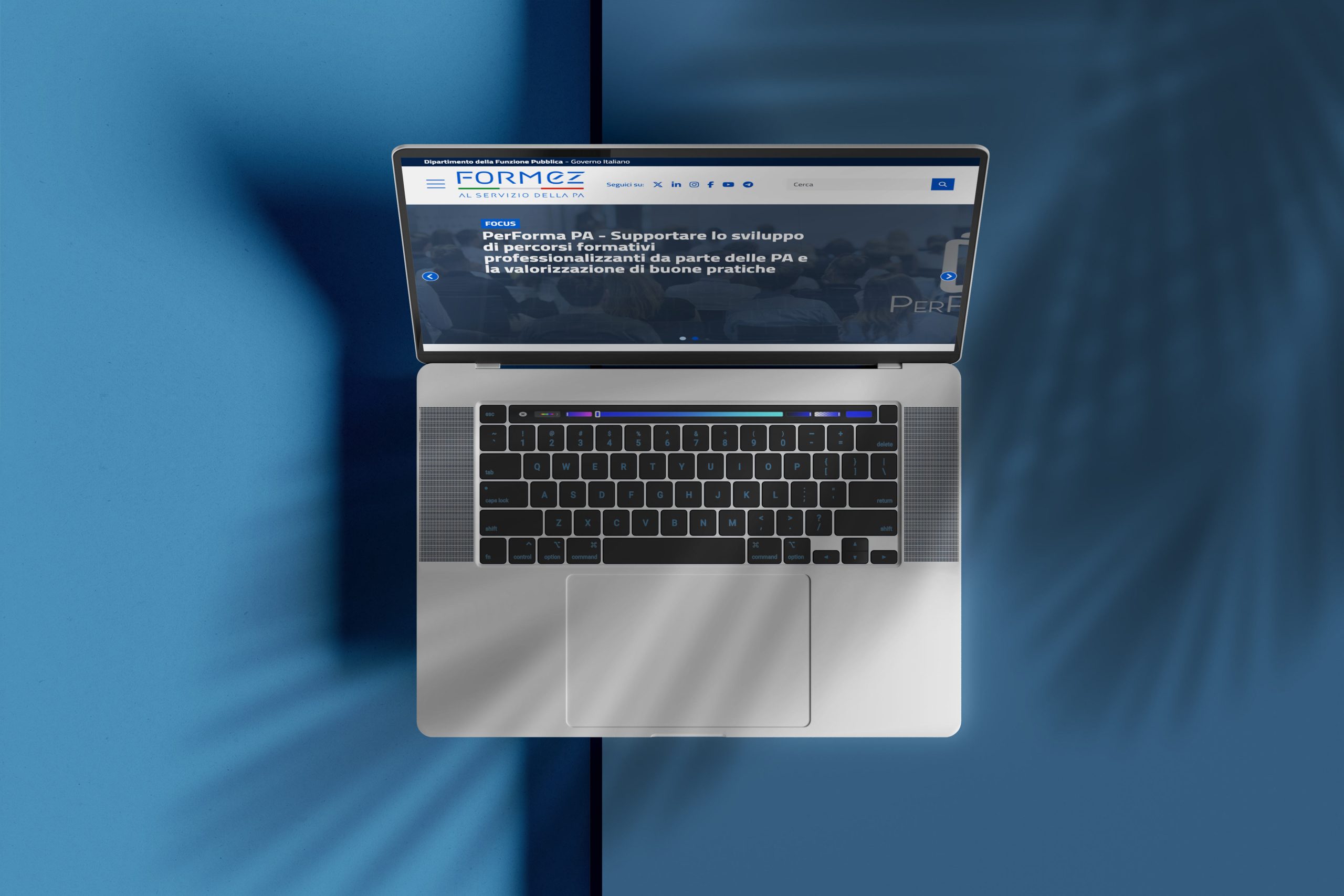 pc su supporto con mockup sito formez