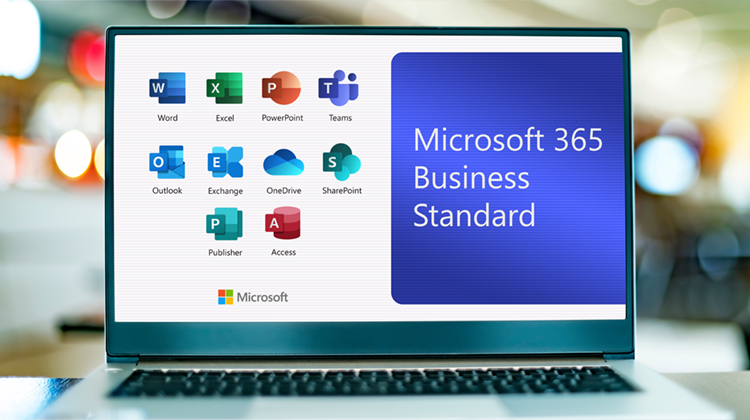 scermo di un pc con davanti il pacchetto Office