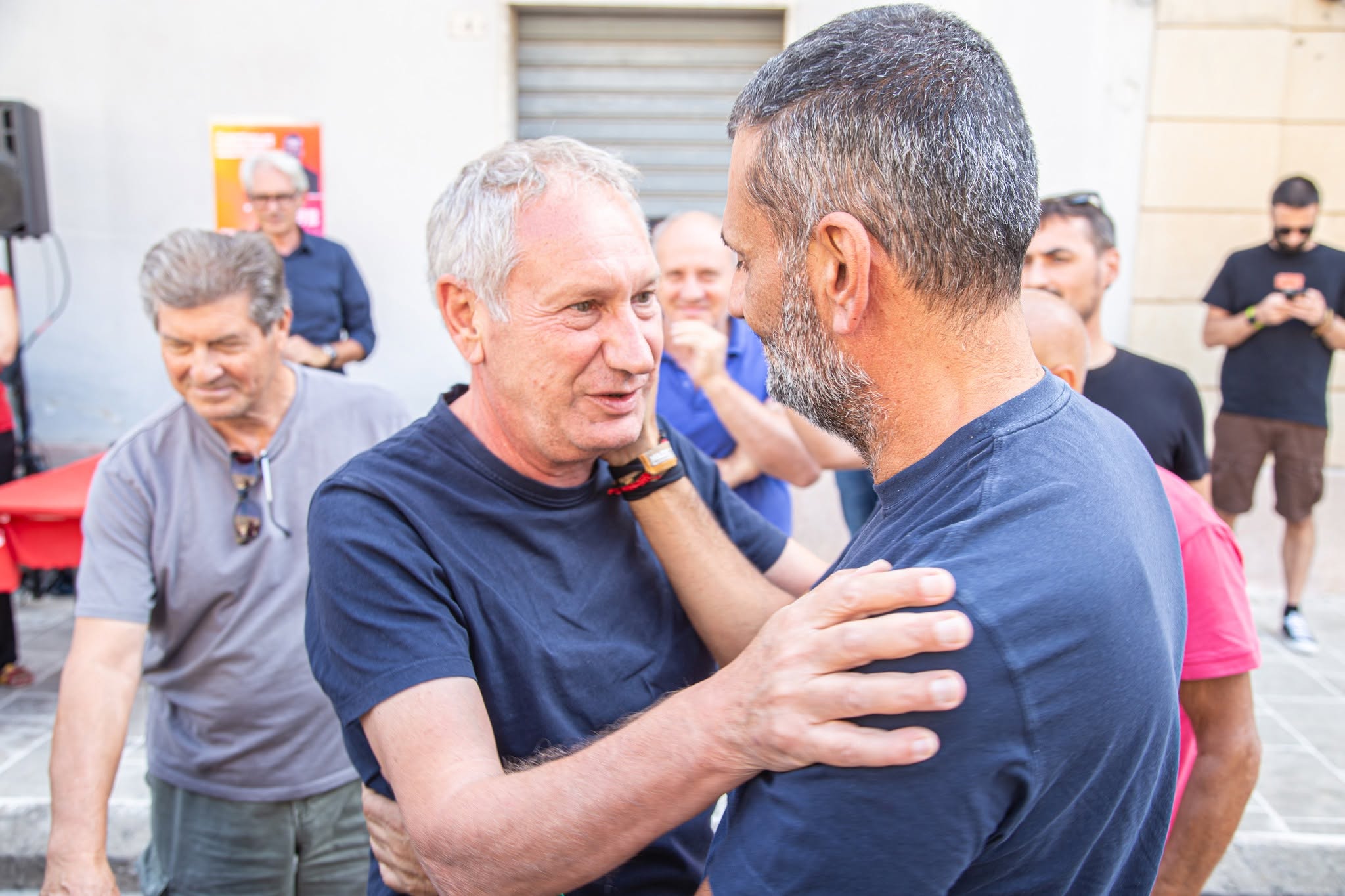 Foto di Decaro mentre saluta Blasi