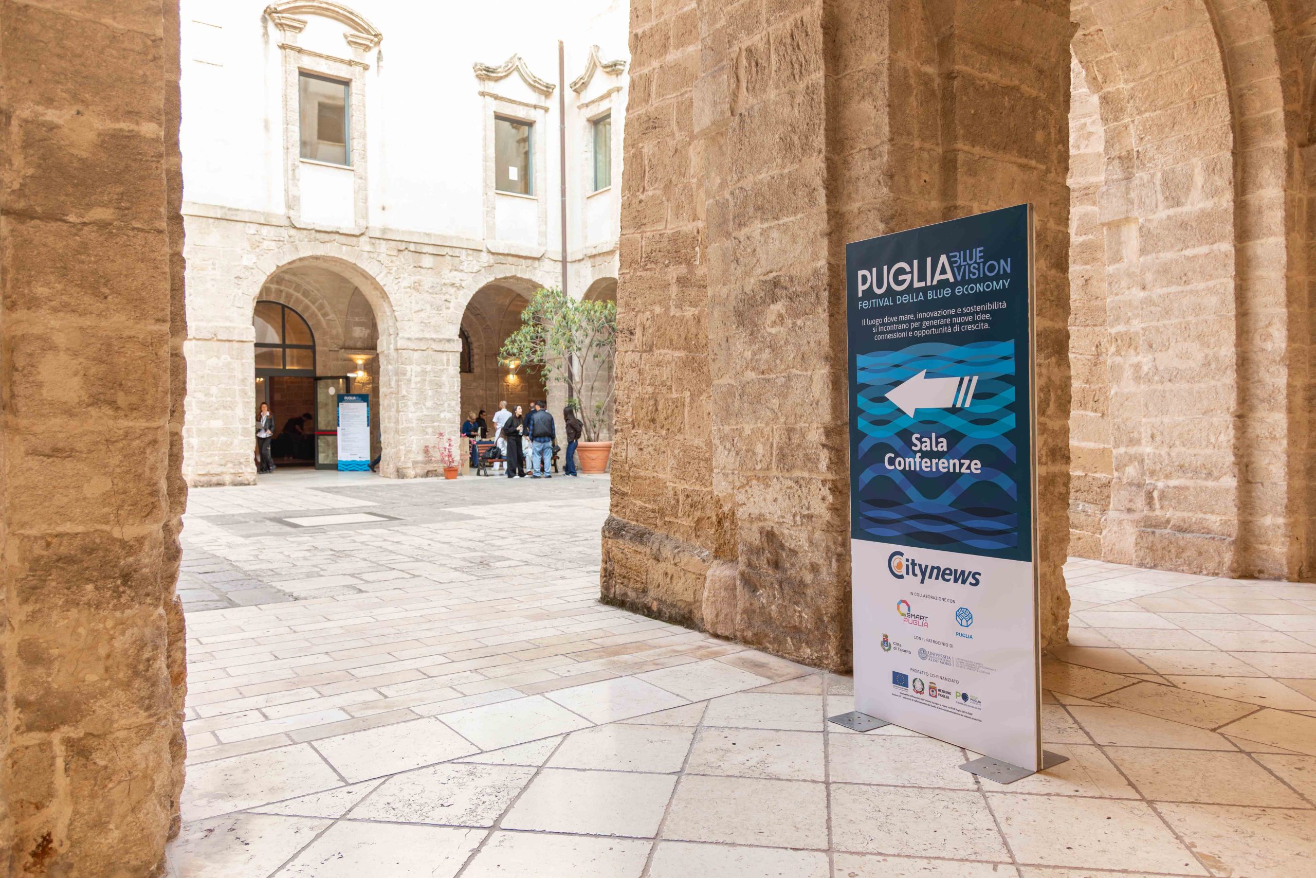 totem stampato all'ingresso dell'evento