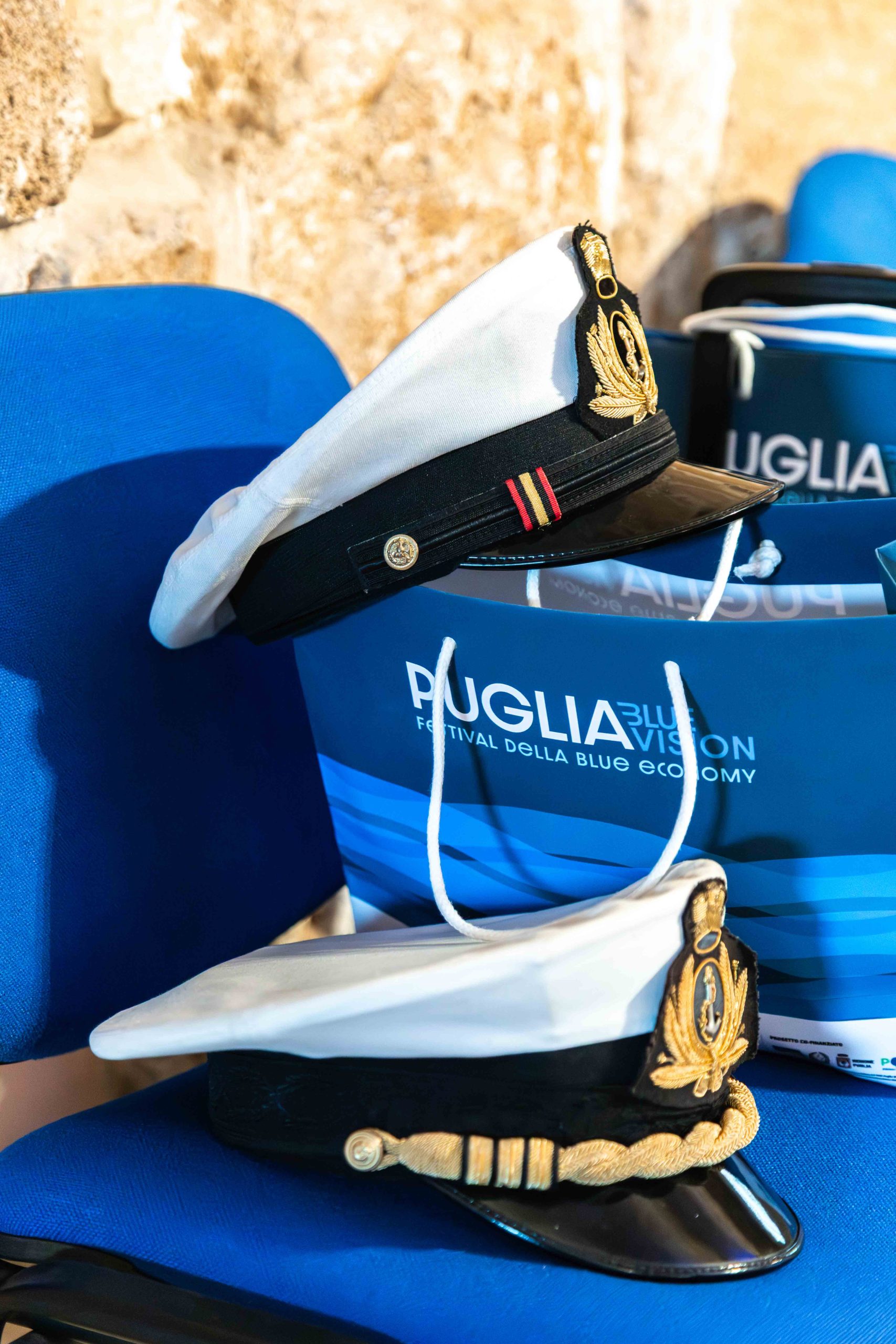 cappelli da marinaio poggiati su bag puglia blue vision