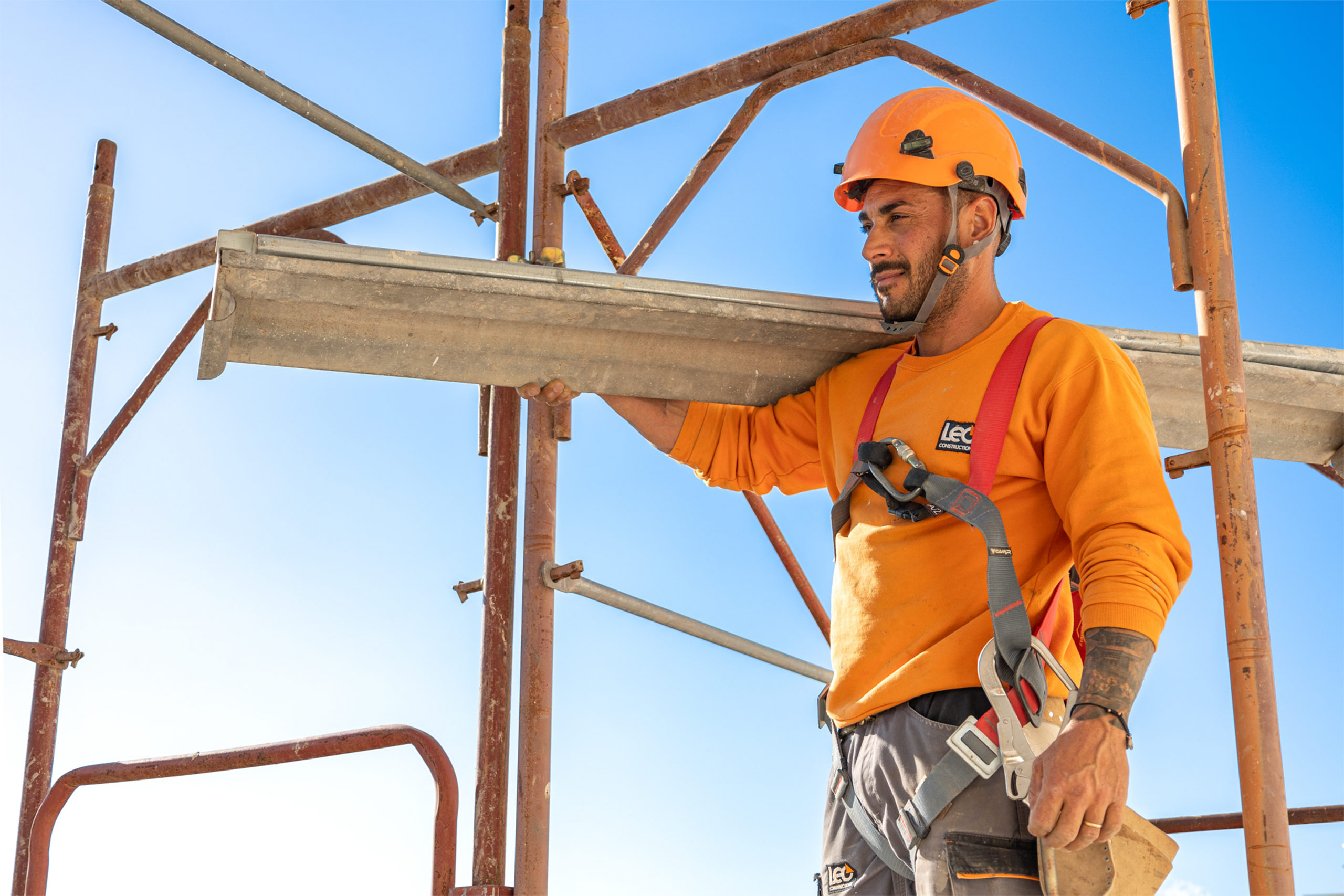 operaio leo costruzioni in cantiere