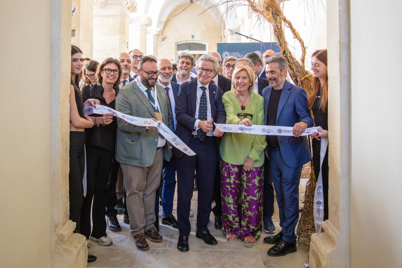 Foto del taglio del nastro all'inaugurazione