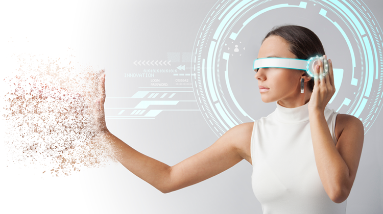 donna con un visore per la realtà aumentata