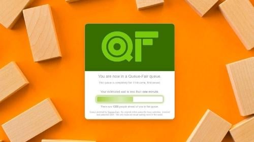 logo di Queue Fair su sfondo arancione con mattonicini di legno ai lati