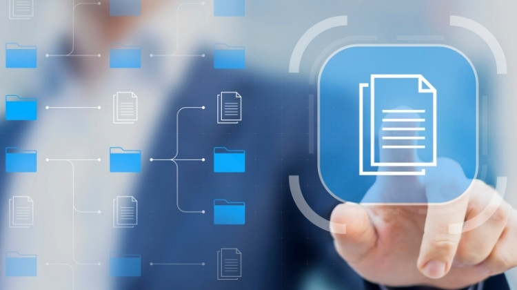 Rappresentazione grafica della digitalizzazione documentale e gestione dei dati: una mano interagisce con un'interfaccia futuristica di archiviazione digitale e flussi di lavoro.