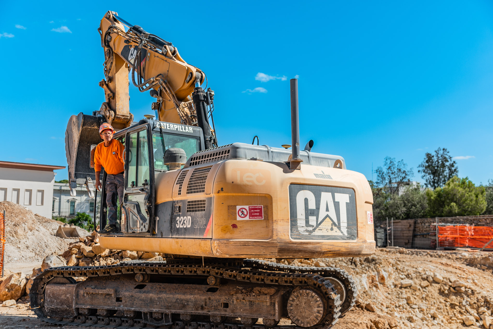 scavatore in azione in un cantiere
