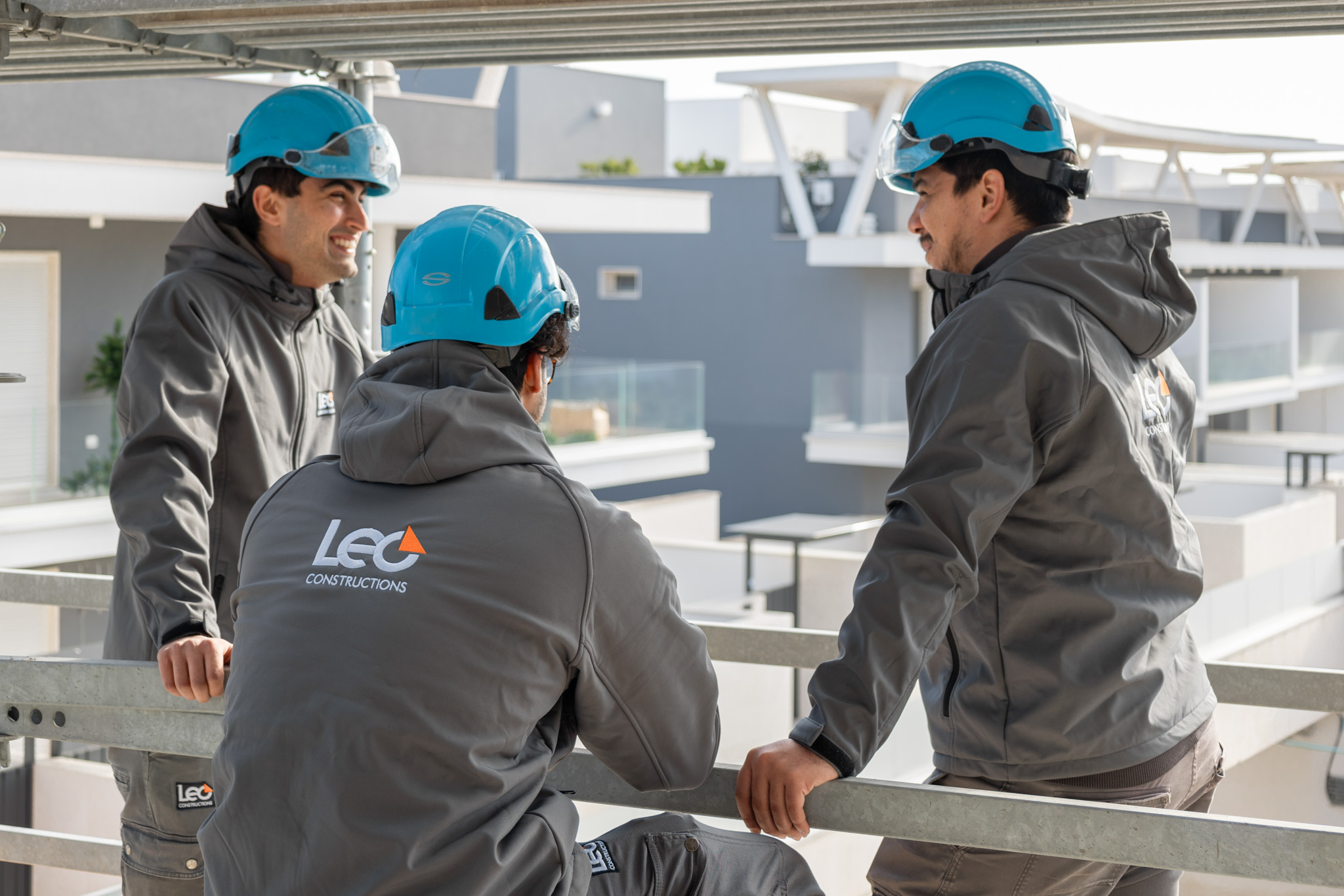 operai che conversano in cantiere