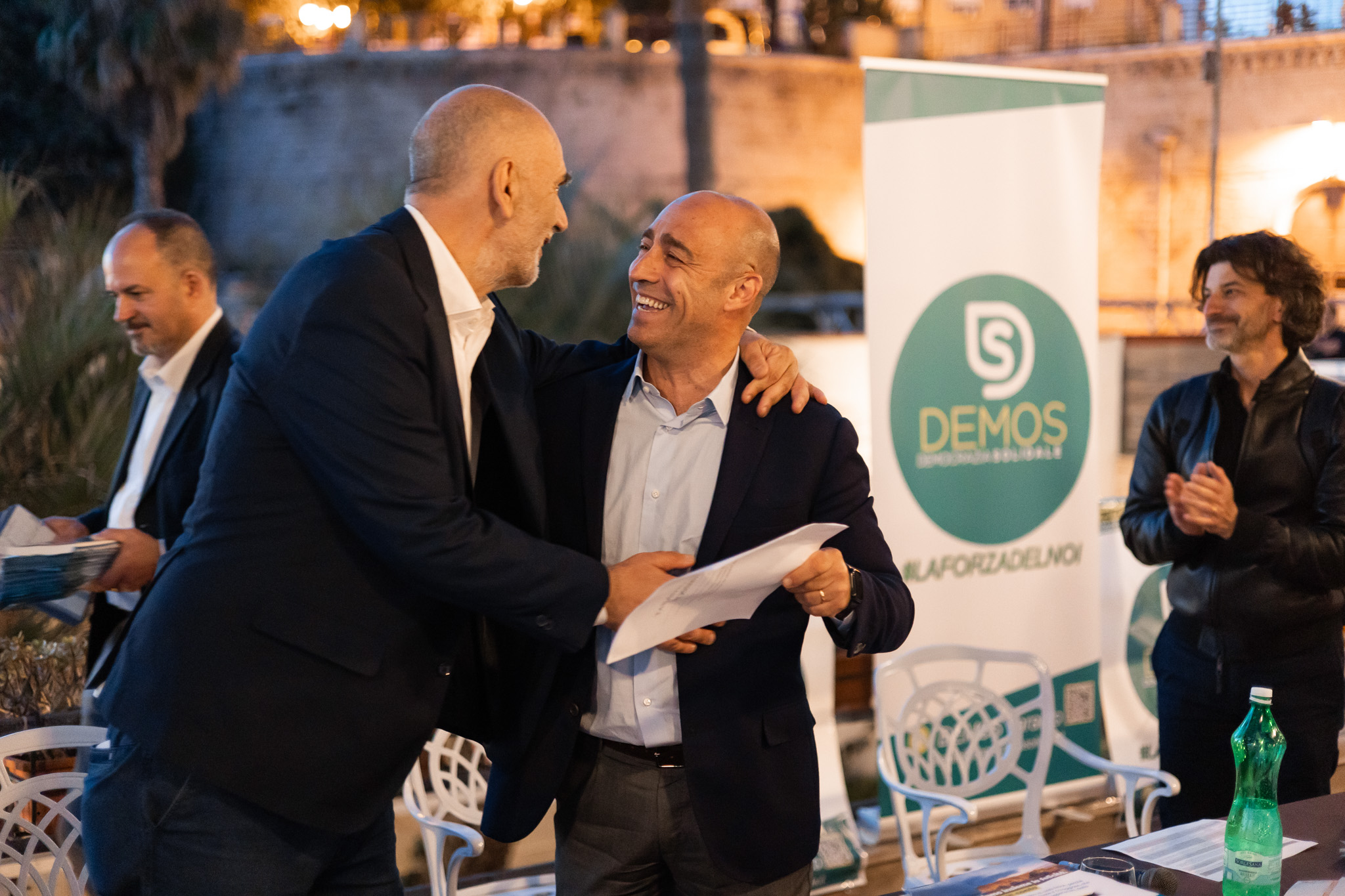 Gianni Liviano che abbraccia un uomo durante evento