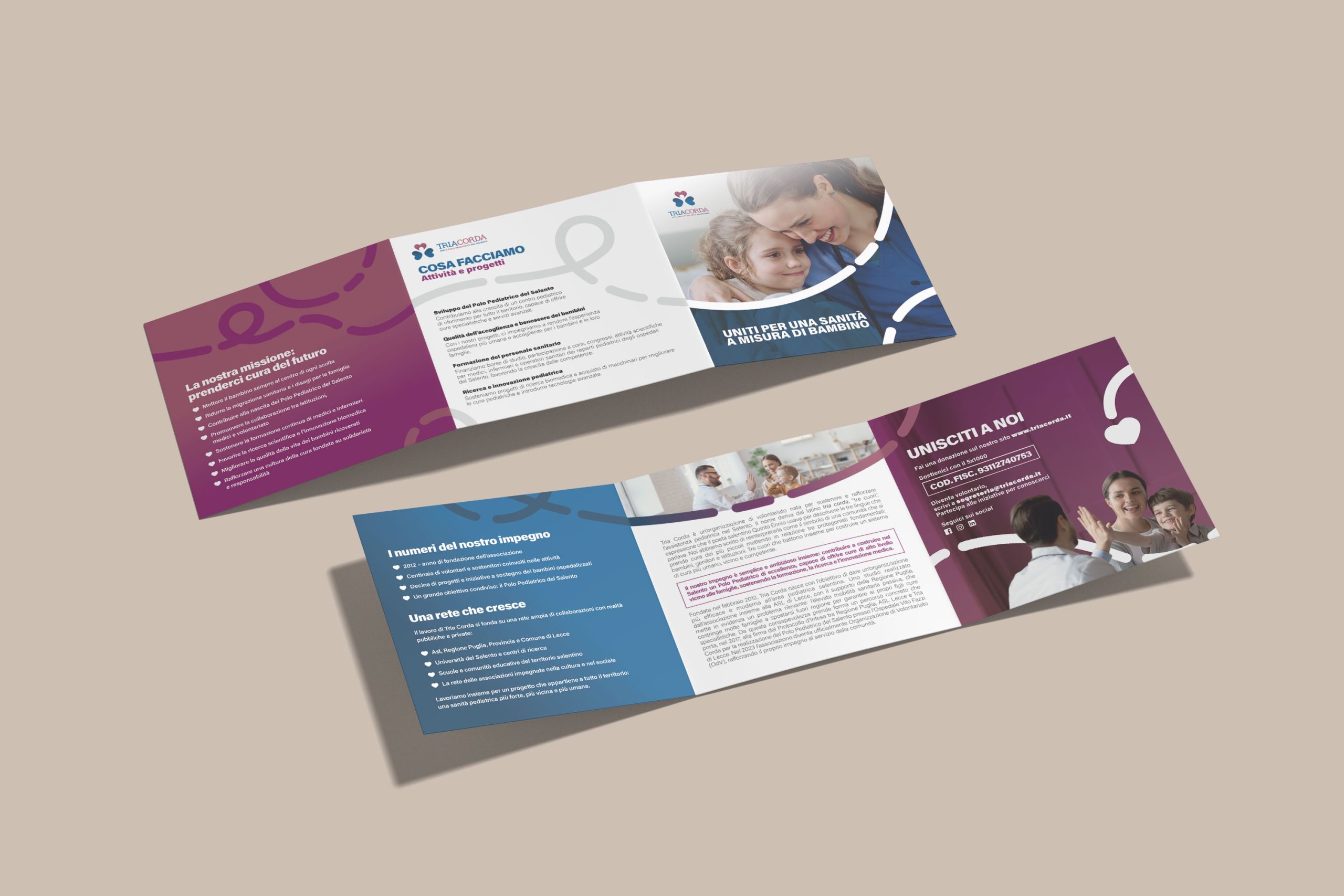 Mockup di una brochure di TRIACORDA