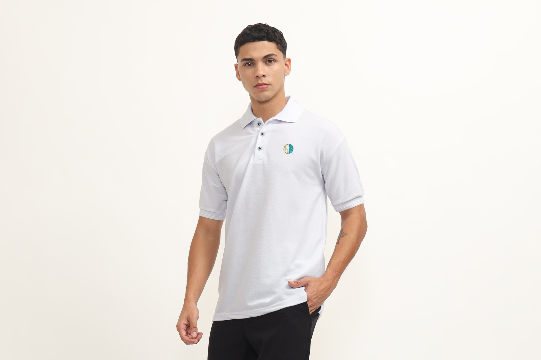 modello con polo con stampa del logo visit castro sul petto