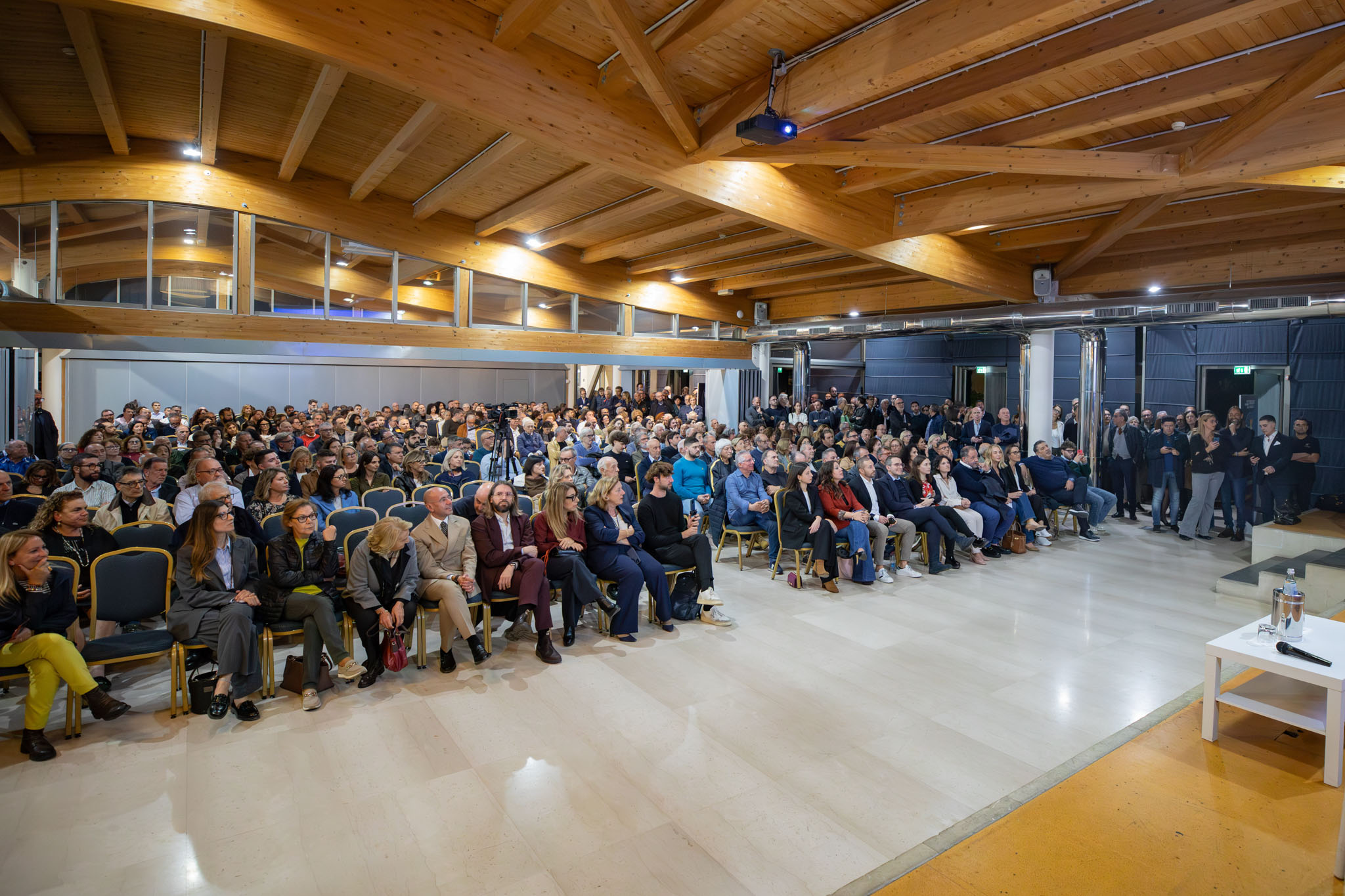 Foto del pubblico presente all'evento a Lecce per candidatura Sebastiano Leo al consiglio regionale della Puglia