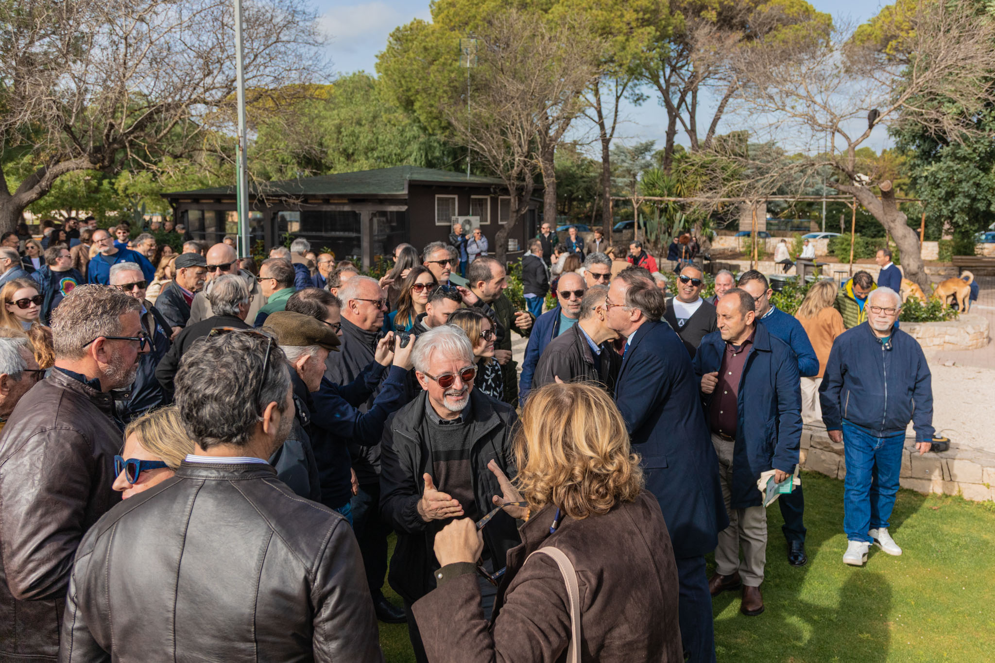 Foto di Sebastiano Leo, candidato al consiglio regionale della Puglia, mentre bacia i suoi sostenitori