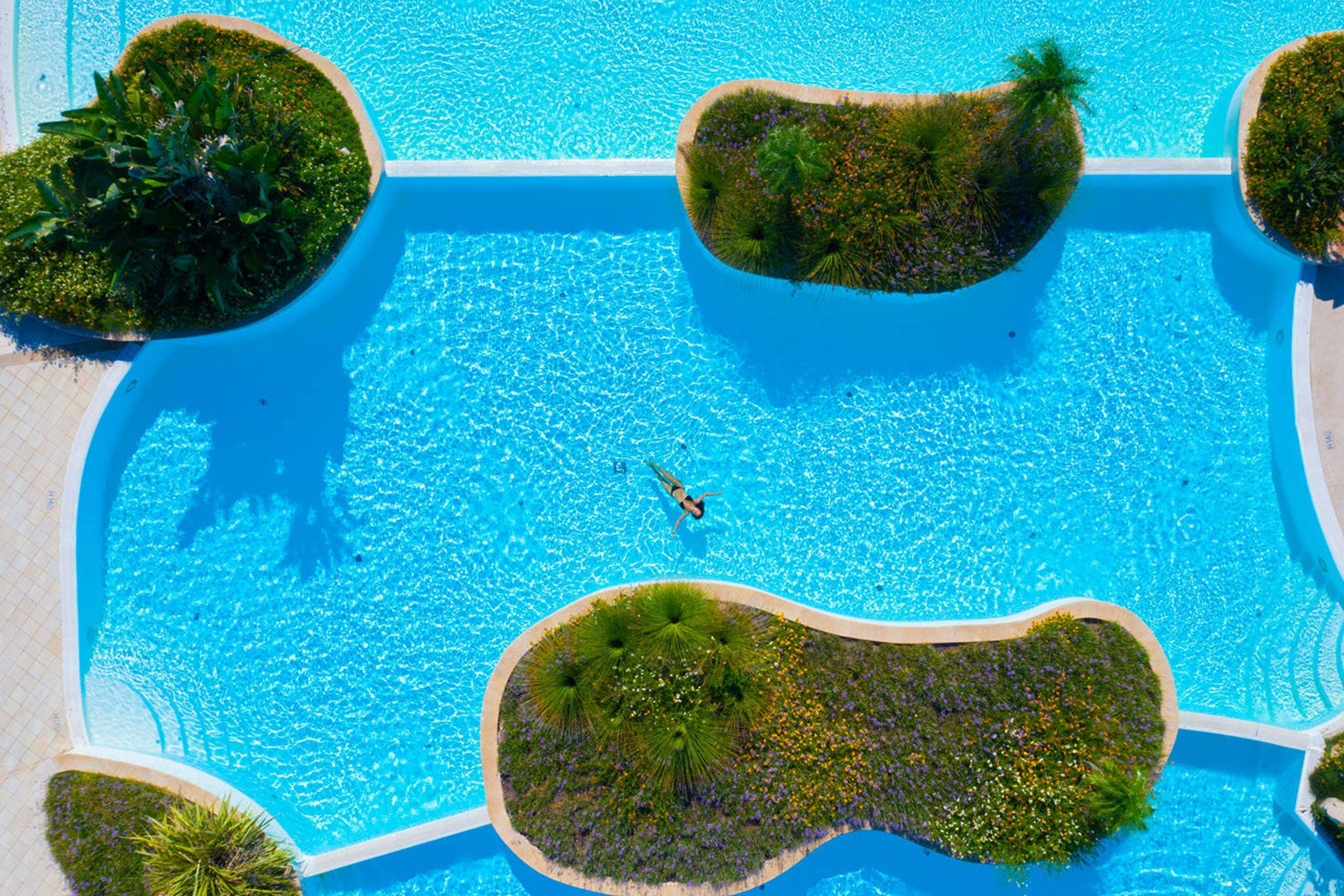Foto della piscina del Vivosa Apulia resort vista dall'alto