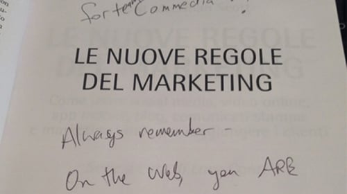 Una copertina di un libro con titolo "Le nuove regole del Marketing" con dedica al team di COMMED IA.