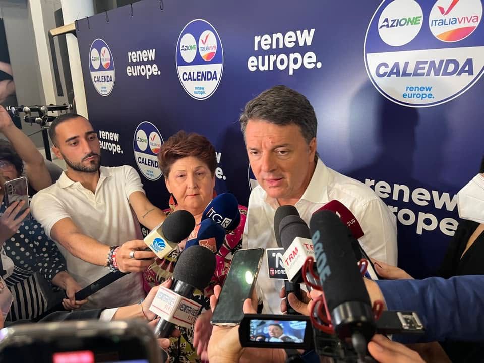 Foto di Teresa Bellanova ne corso di una intervista con Matteo Renzi