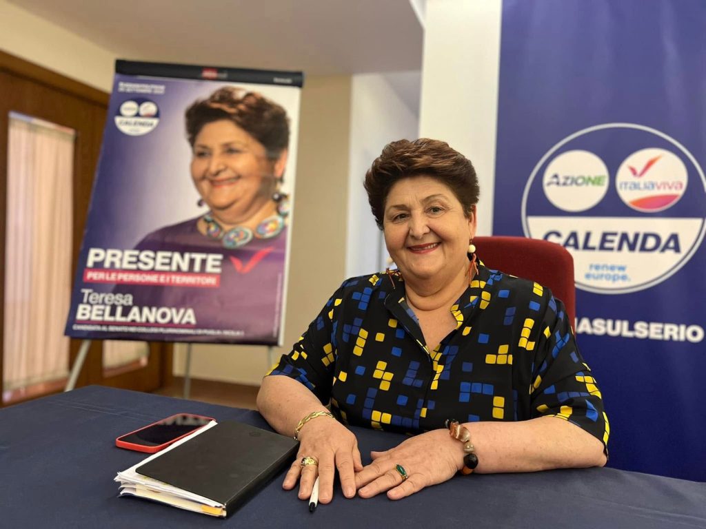 Foto di Teresa Bellanova allo stand di presentazione