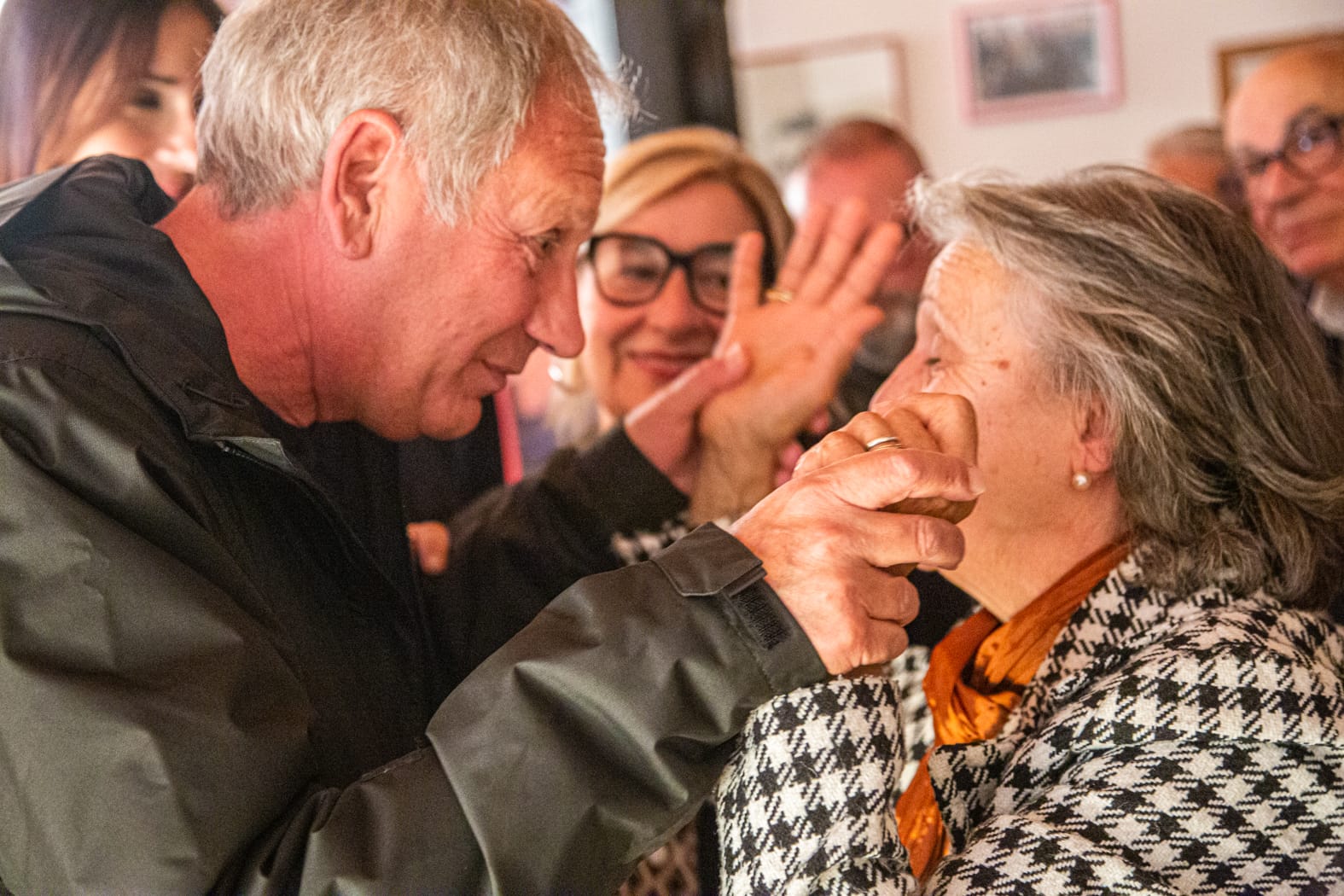 Foto Blasi a contatto con i suoi elettori