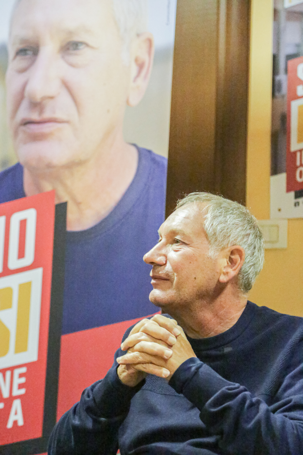 Sergio Blasi durante una conferenza in campagna elettorale