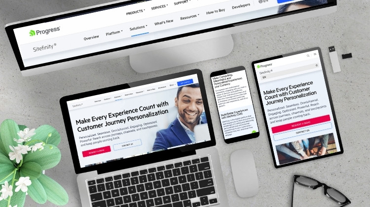 Esempio di sito web responsive visualizzato su computer, tablet e smartphone su una scrivania moderna.