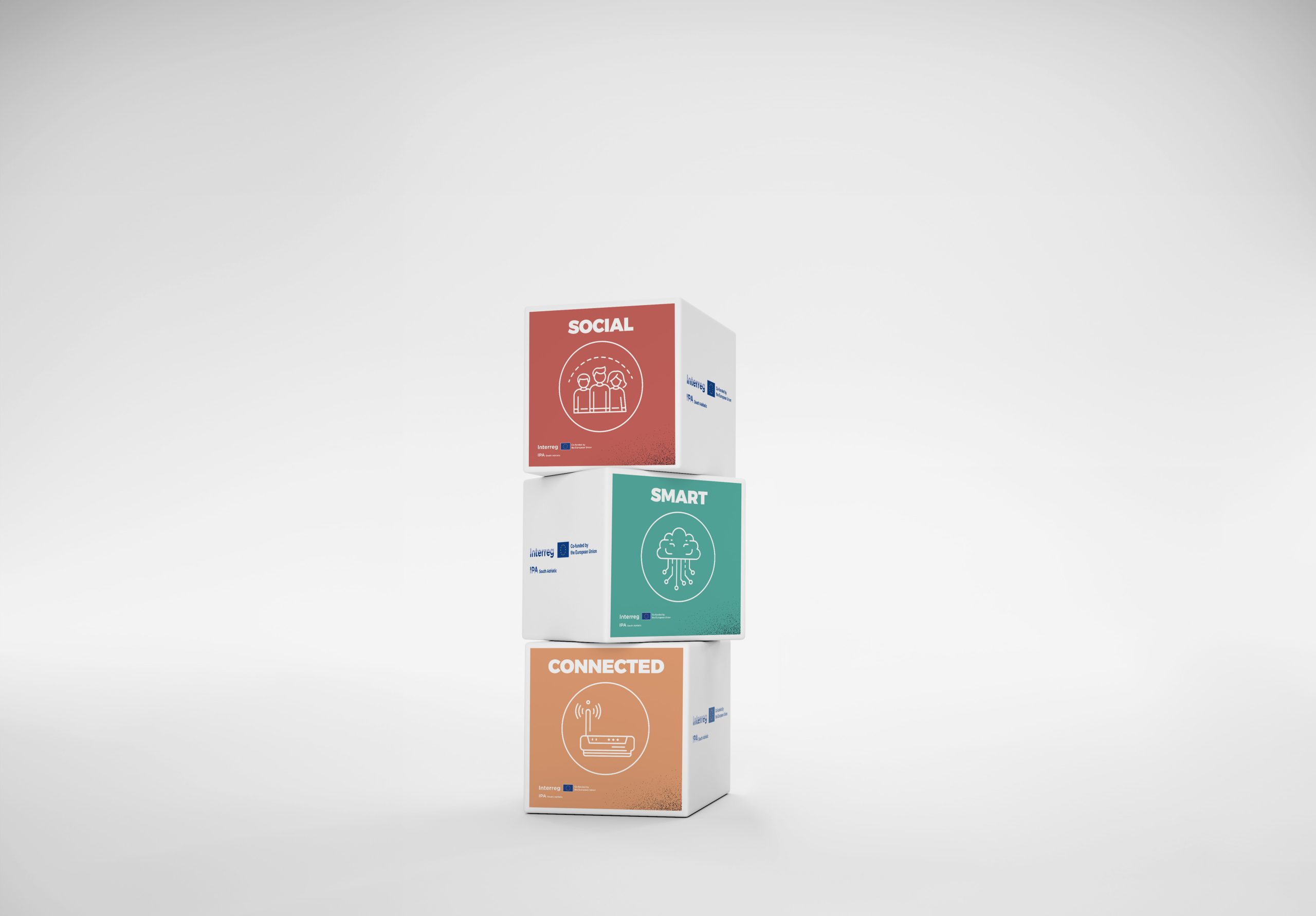 3 cubi impilati con scritta social, smart e connected