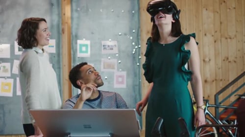 Foto raffigurante delle persone intente ad usare un visore con realtà virtuale