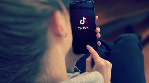 smartphone con icona di Tik Tok