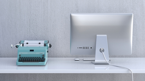 una foto di una macchina da scrivere e un monitor