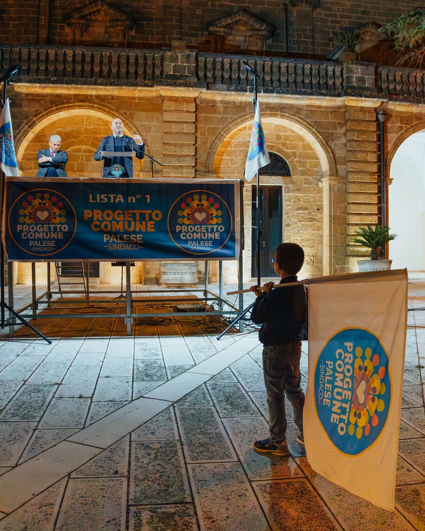 Foto di un bambino che assiste al comizio di Palese