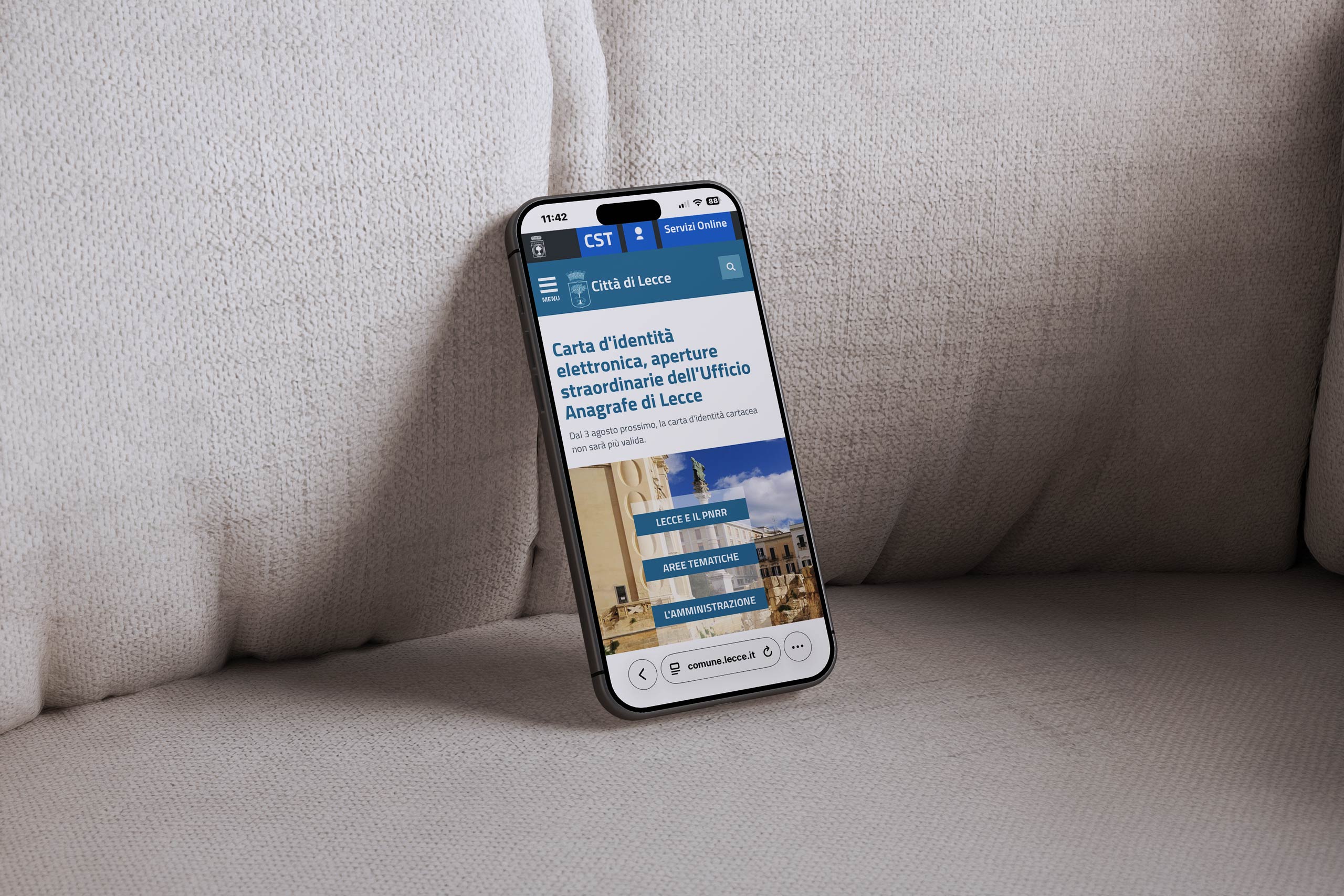 mockup telefono con anteprima della home del sito web del Comune di Lecce