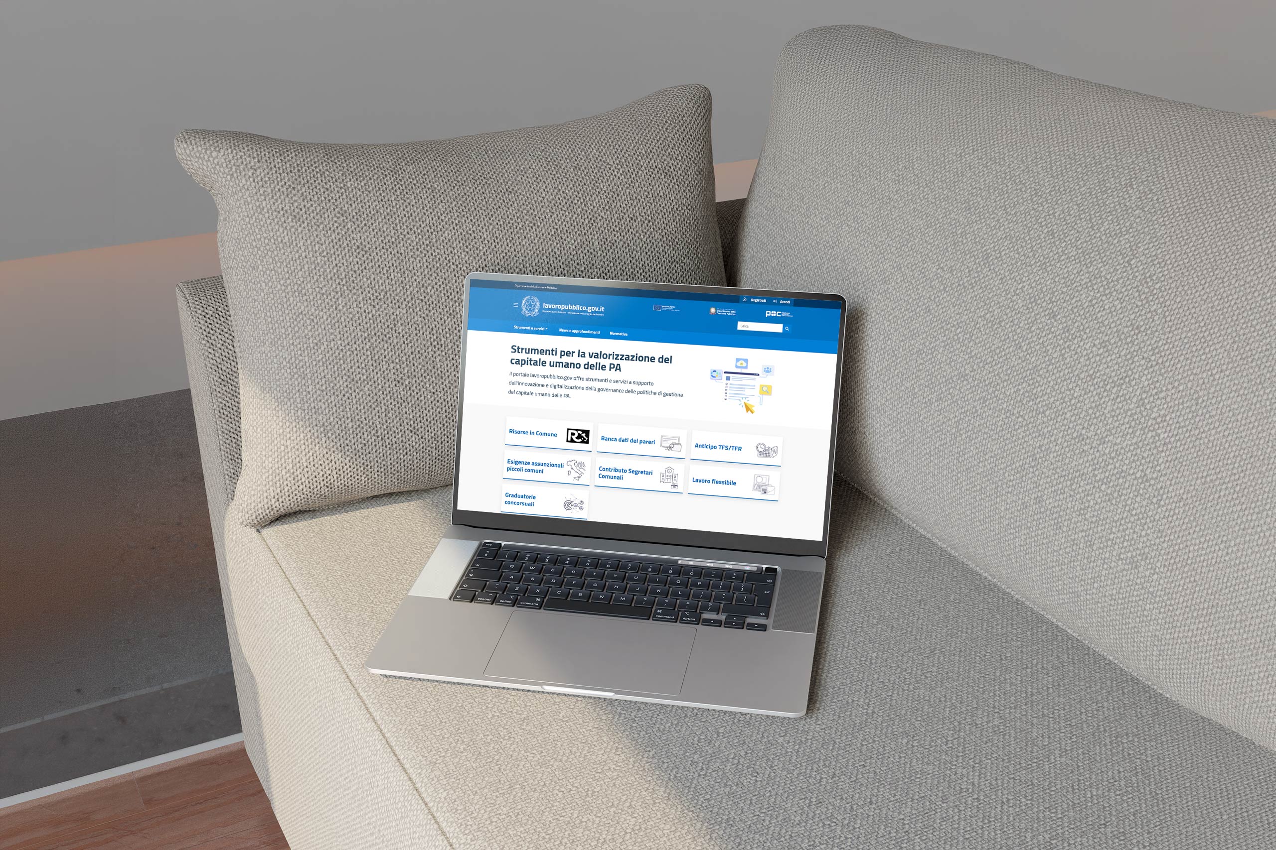 mockup pc, su un divano, con anteprima sito Lavoro Pubblico