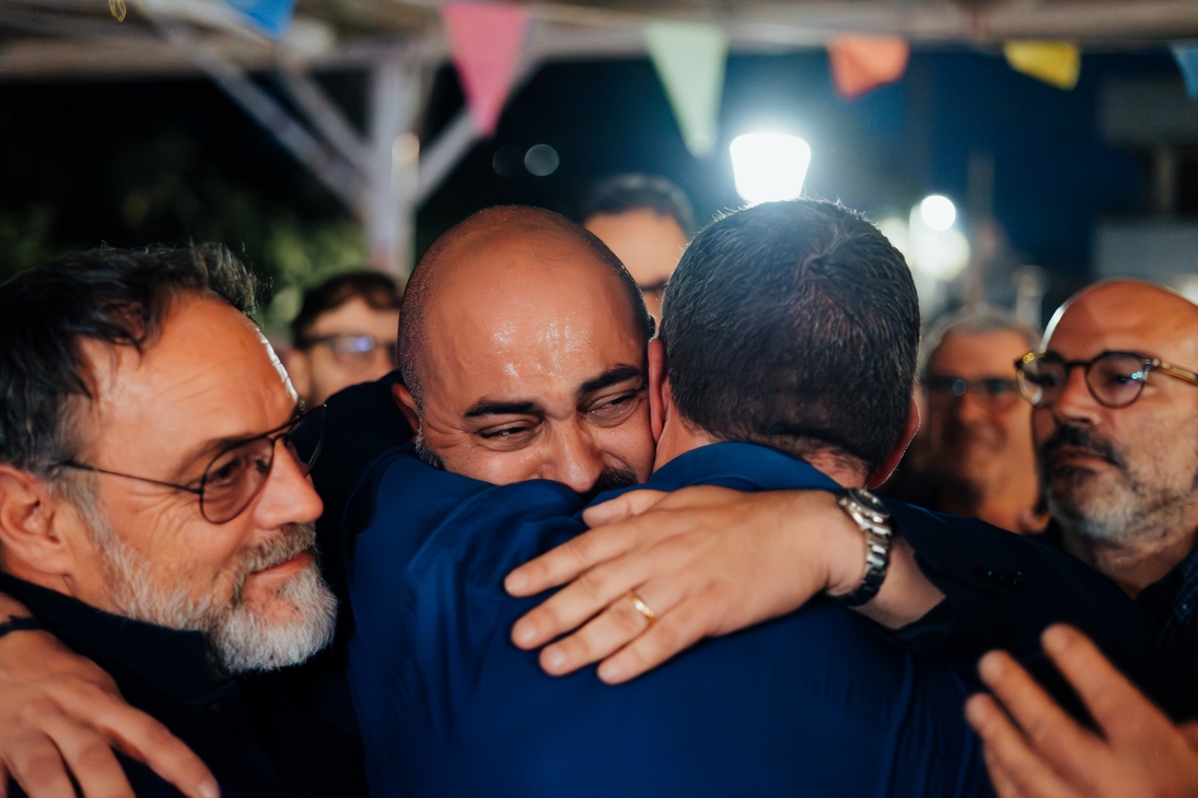 Foto di Giacomo Palese in un abbraccio con i suoi sostenitori