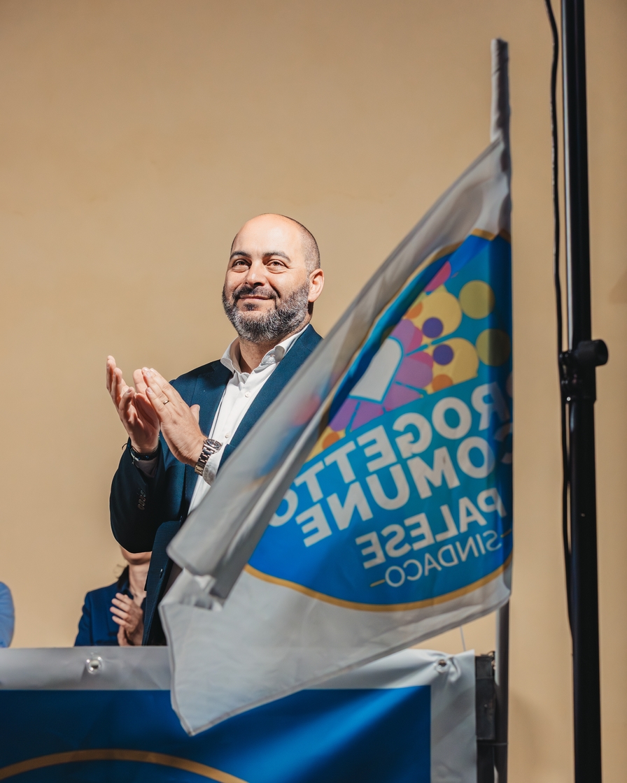 Giacomo Palese sul palco nel corso di un comizio