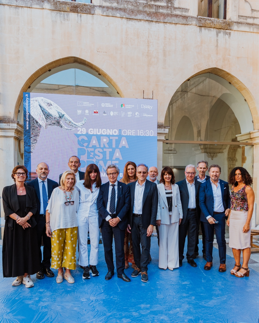 Foto di gruppo delle autorità presenti all'inaugurazione dell'evento sulla Cartapesta all'Accademia di Belle Arti