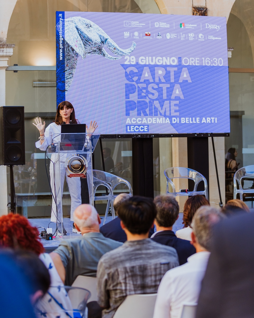 Foto della ministra Bernini all'evento sulla Cartapesta all'Accademia di Belle Arti