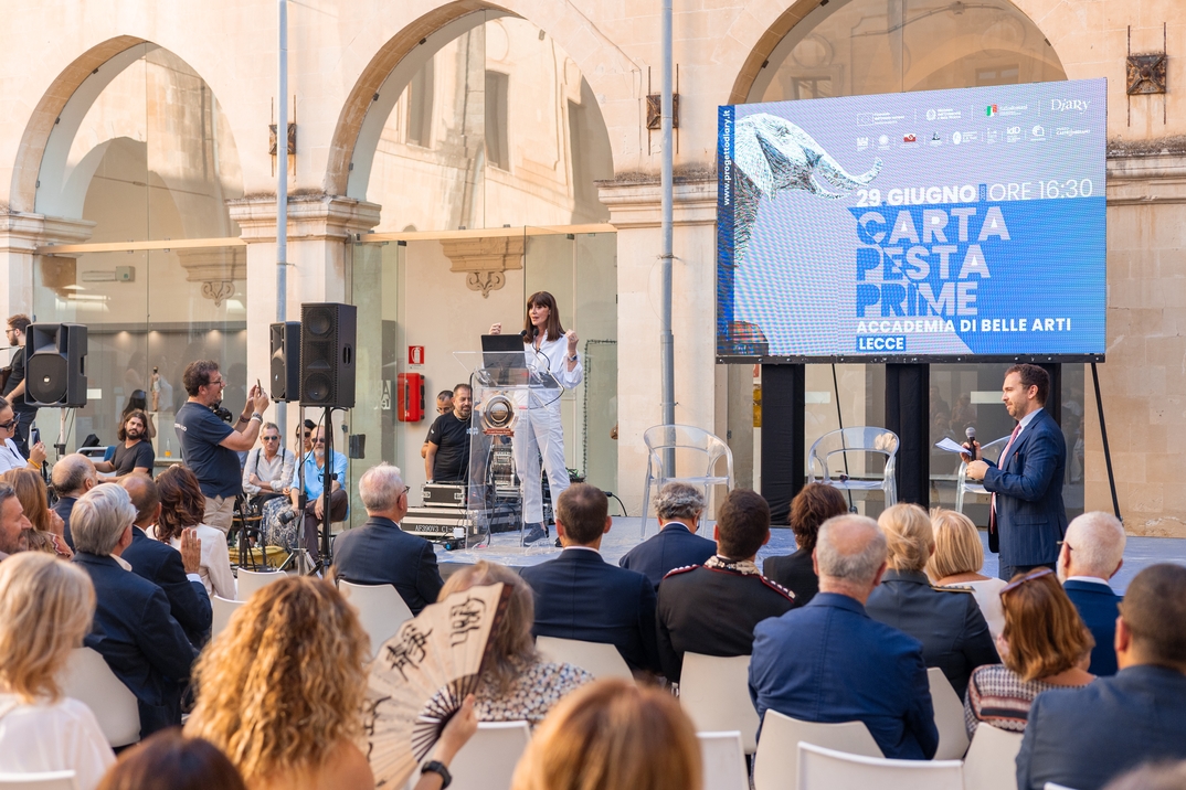 Foto dell'intervento della ministra Bernini all'evento sulla Cartapesta all'Accademia di Belle Arti