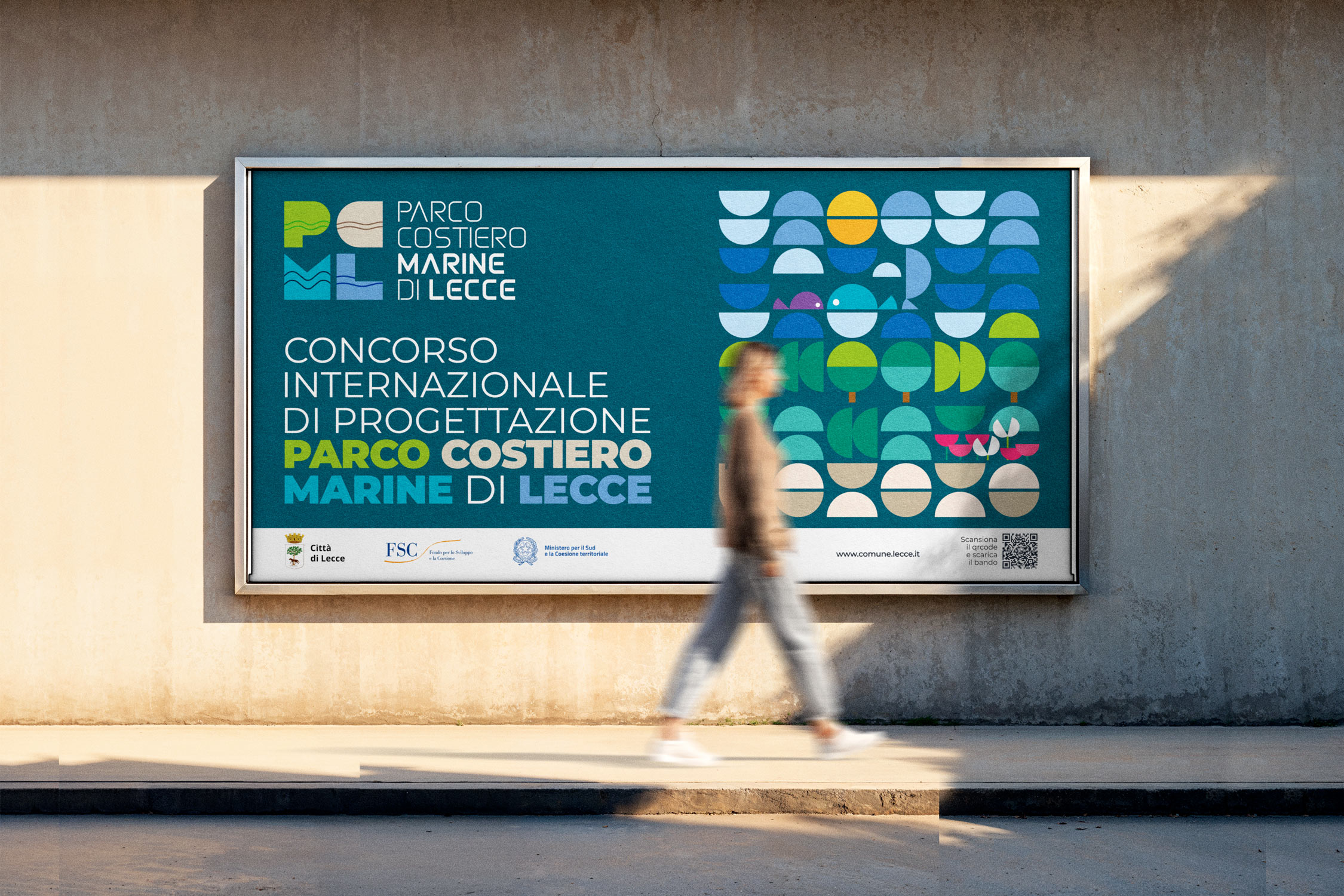 mockup di un grande manifesto in zona urbana affisso sul muro