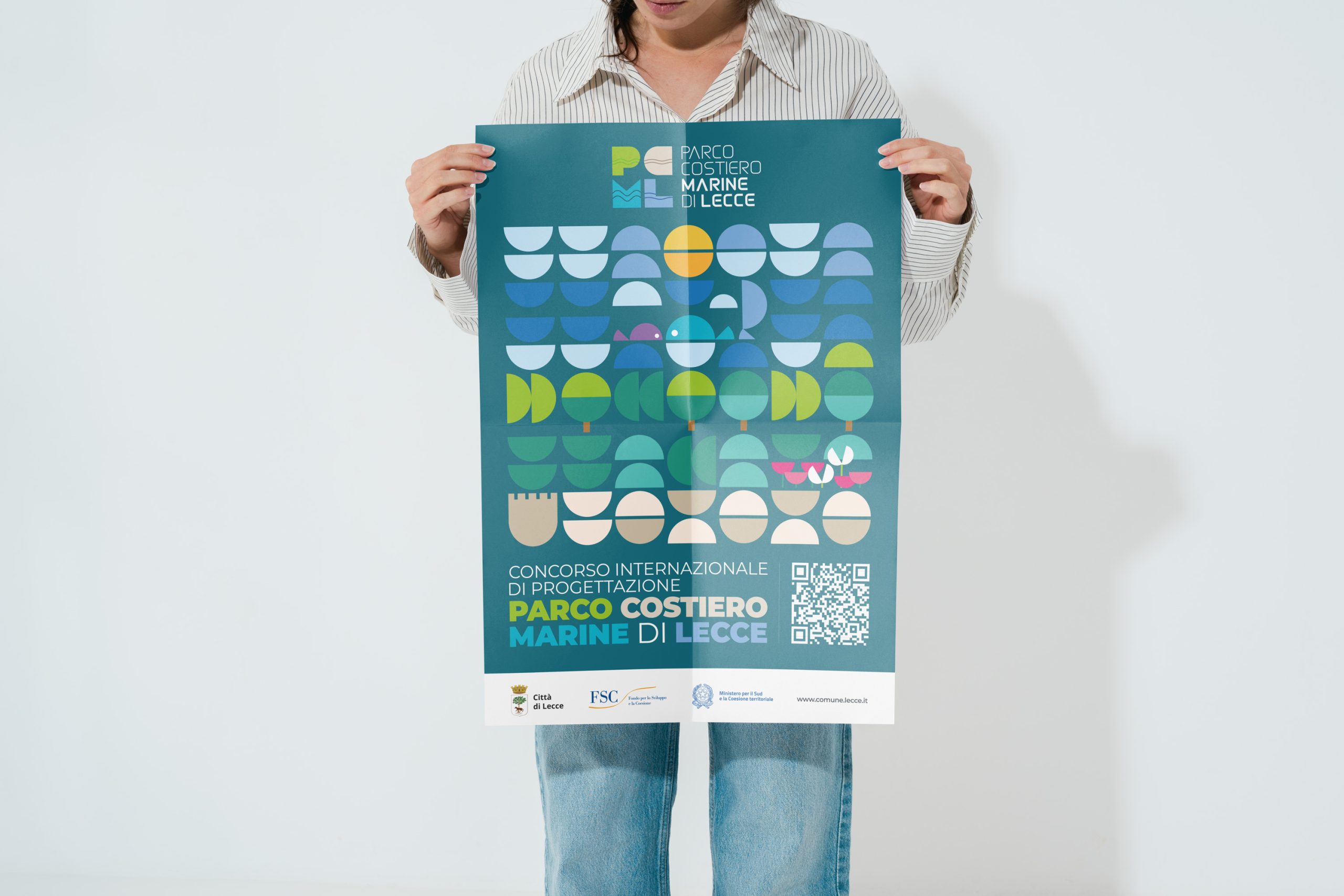 mockup di una donna che tiene in mano un poster
