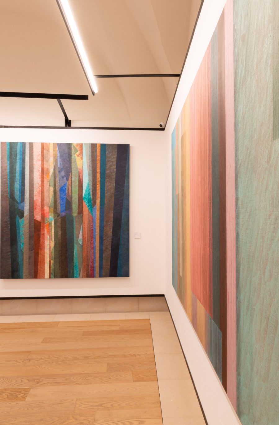 dettaglio sala con opere fondazione biscozzi
