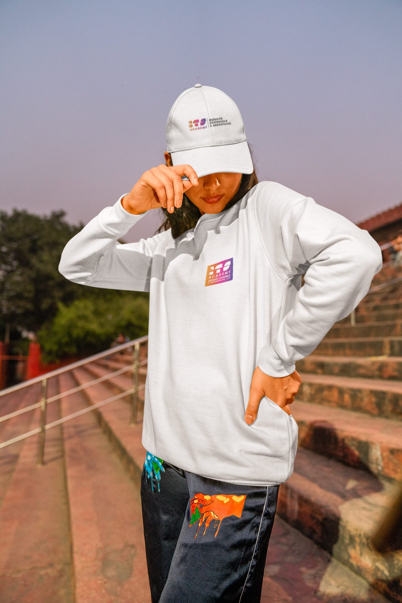 felpa con stampa del logo its insieme a cappellino con visiera con stampa del logo its