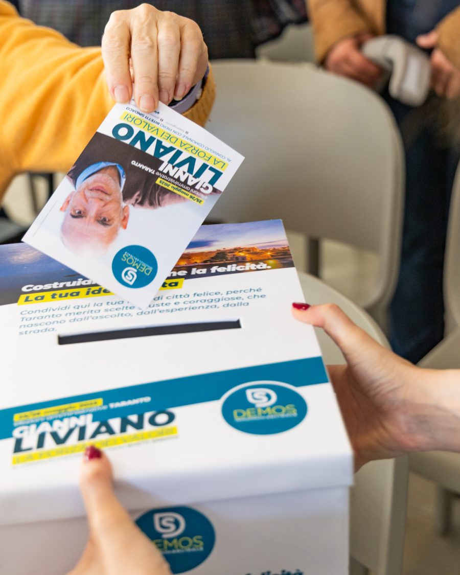 Urna voto Gianni Liviano con locandina