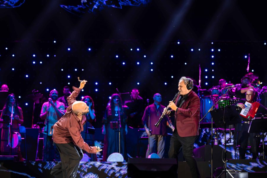 giuliano sangiorgi con l'orchestra della notte della taranta