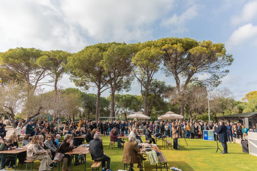 Foto di un giardino in cui si è svolto un evento dedicato a Sebastiano Leo candidato al consiglio regionale della Puglia