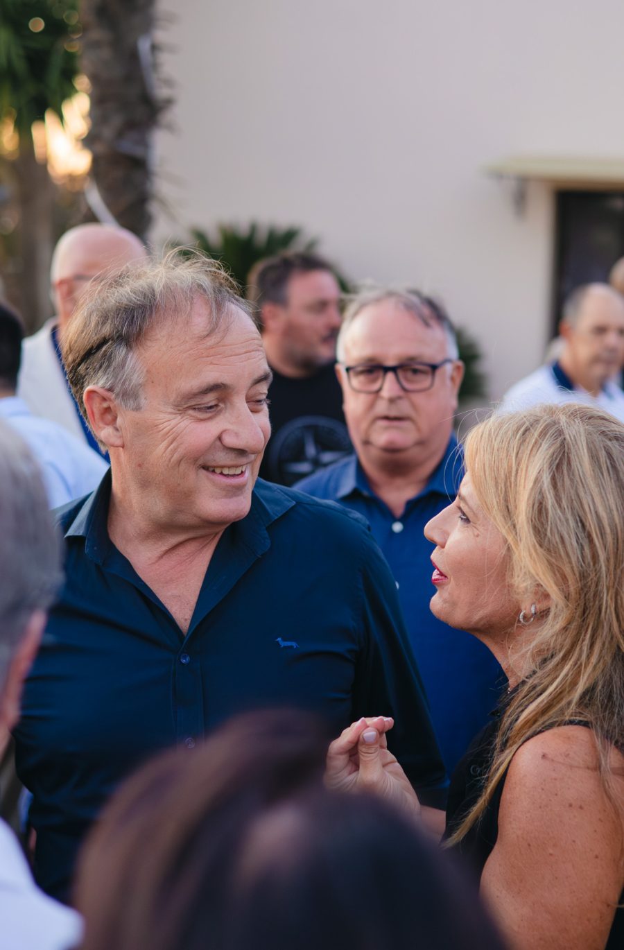 Sebastiano Leo che parla con una donna