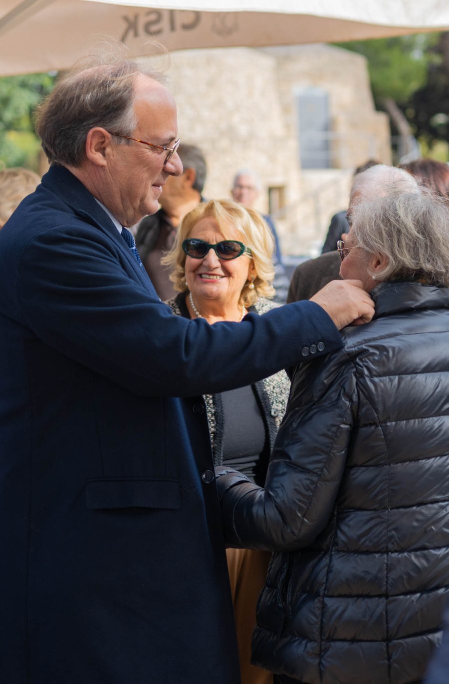 Foto di Sebastiano Leo che parla con due donne