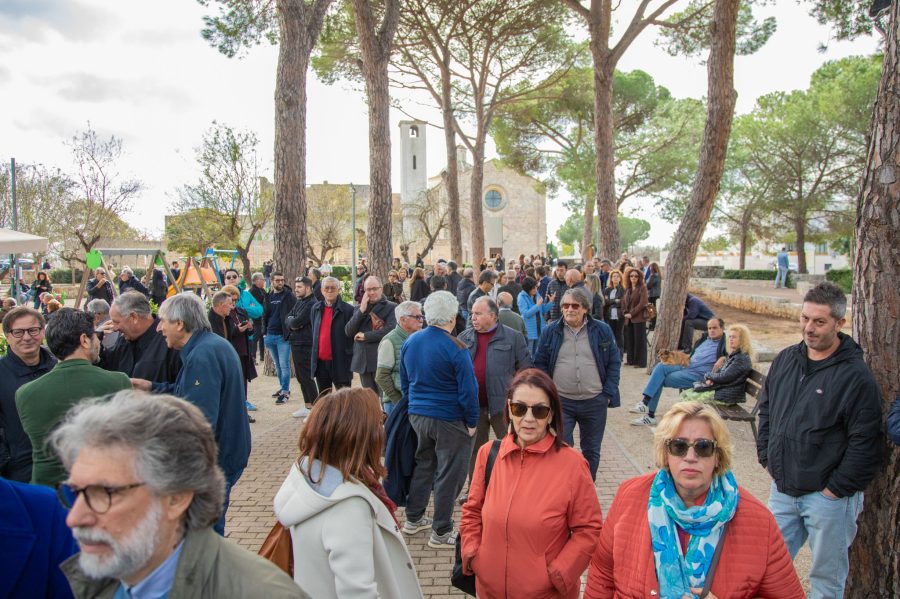 Foto con persone in una piazza