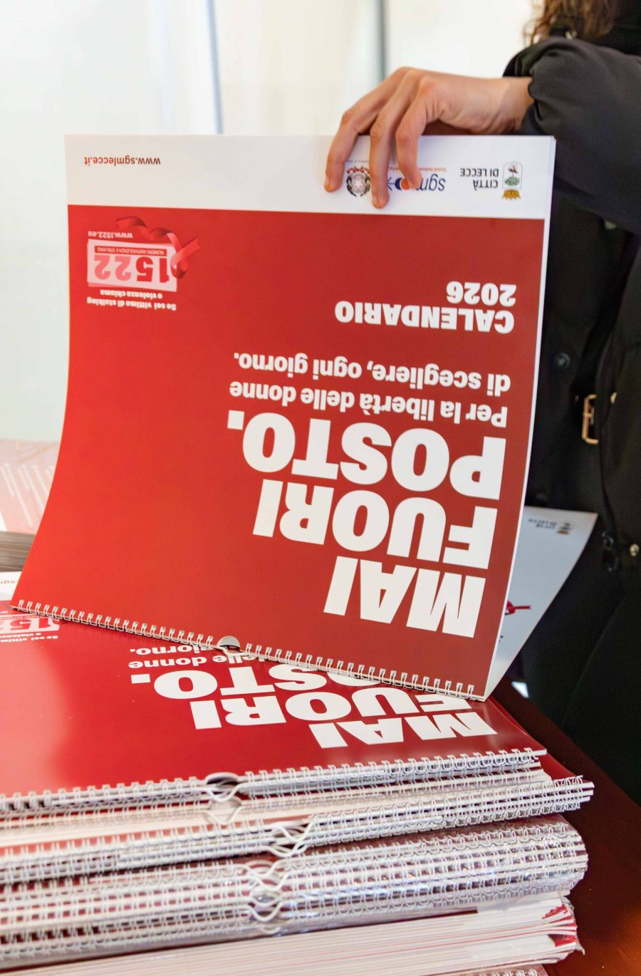 persona che sfoglia calendario sgm